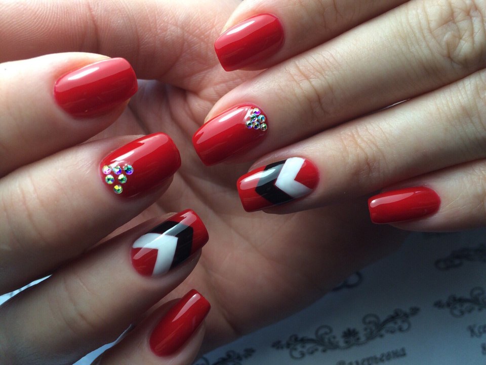 Маникюр в красно розовом цвете