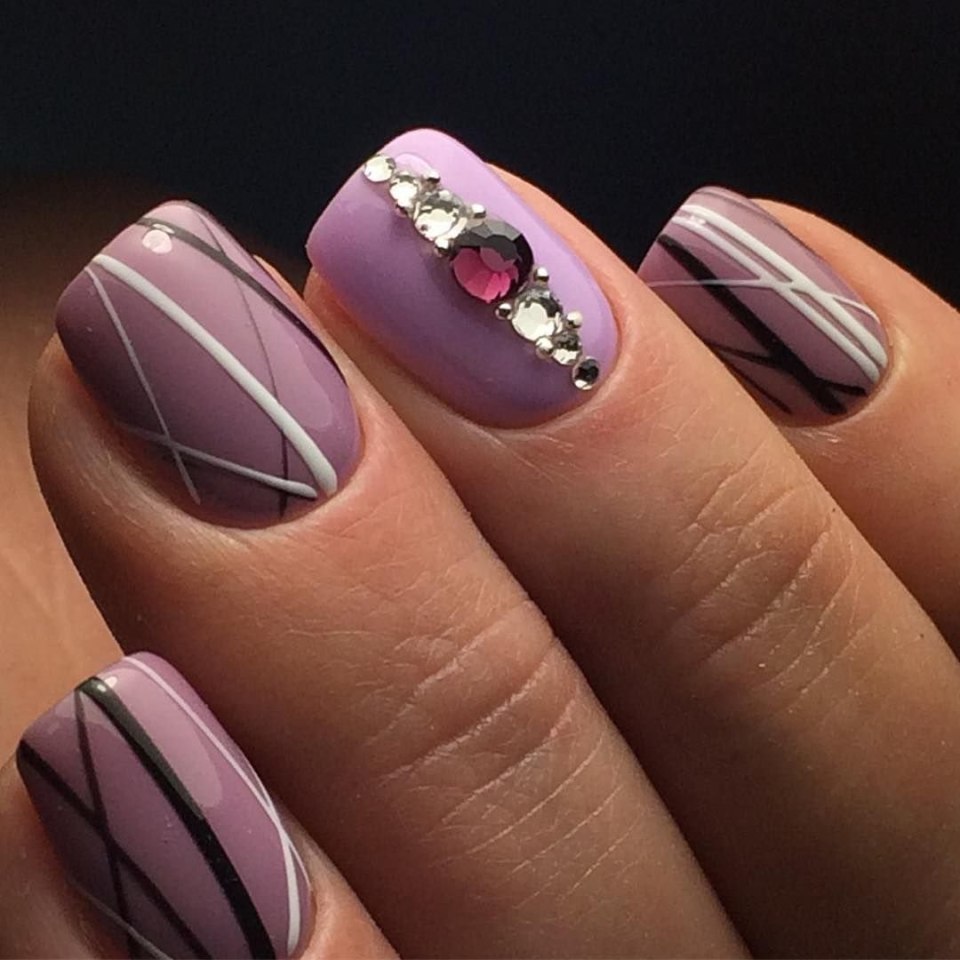 Кривыи маникюр с полосками