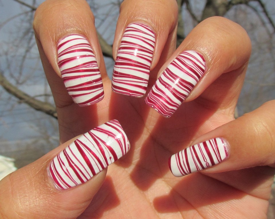 Красный маникюр с белым ногтем и полосками