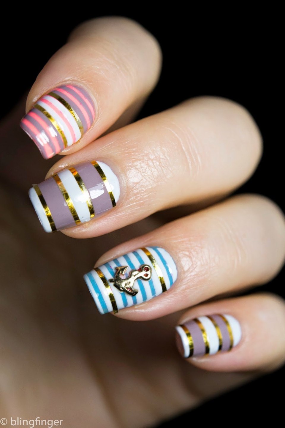 Полосатый маникюр