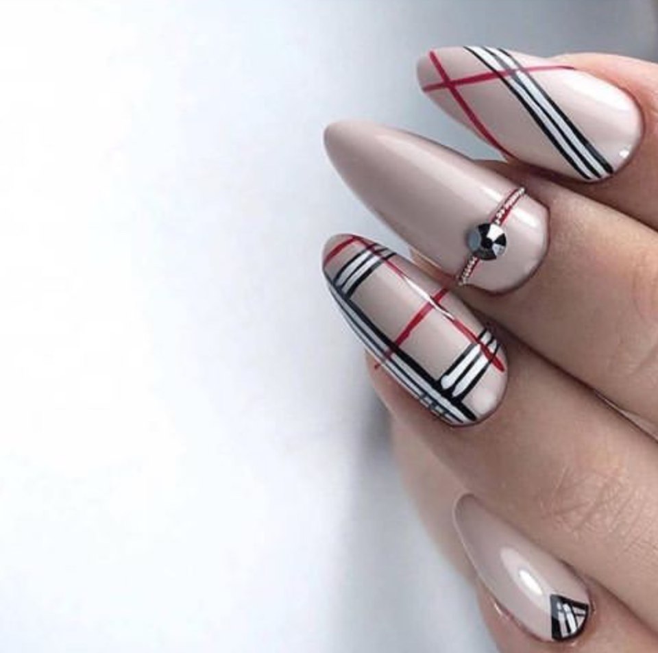 Красивый маникюр с полосками
