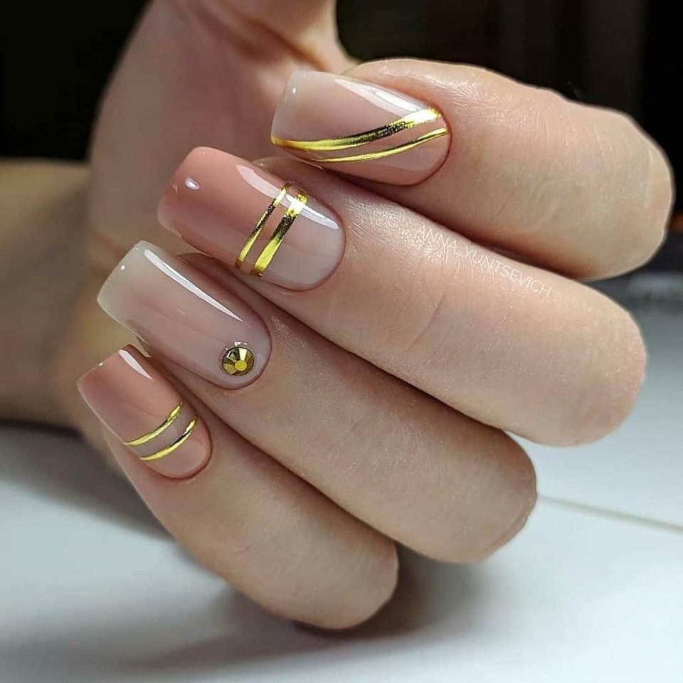Ногти с золотыми полосками