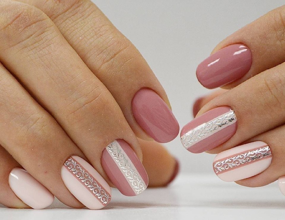 Розовый маникюр с полосками