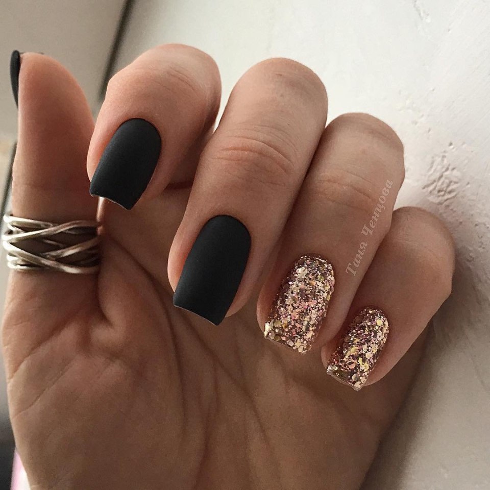 Черные короткие ногти