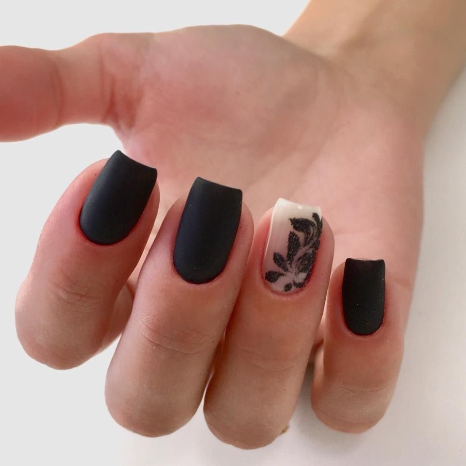 Чёрный матовый маникюр на короткие ногти