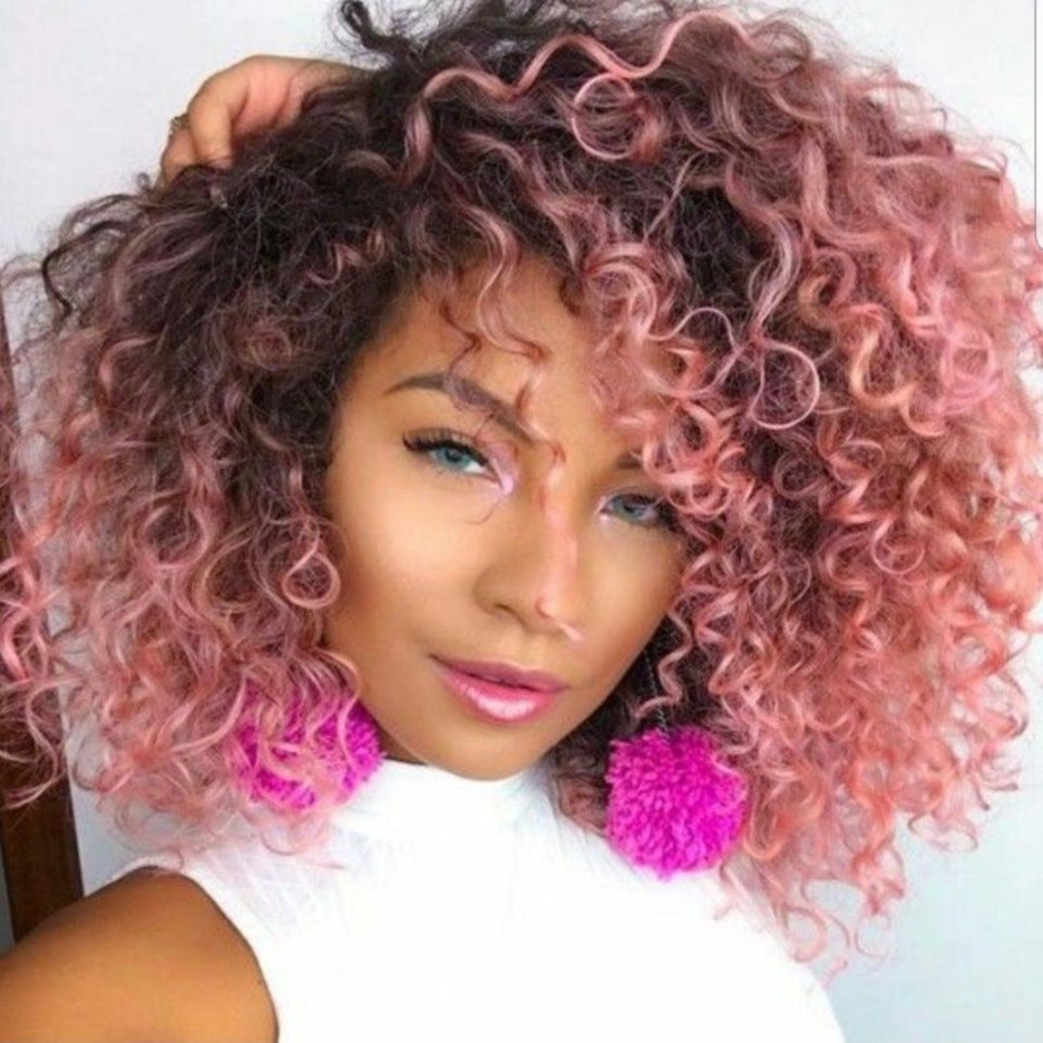 Розовые кучерявые волосы