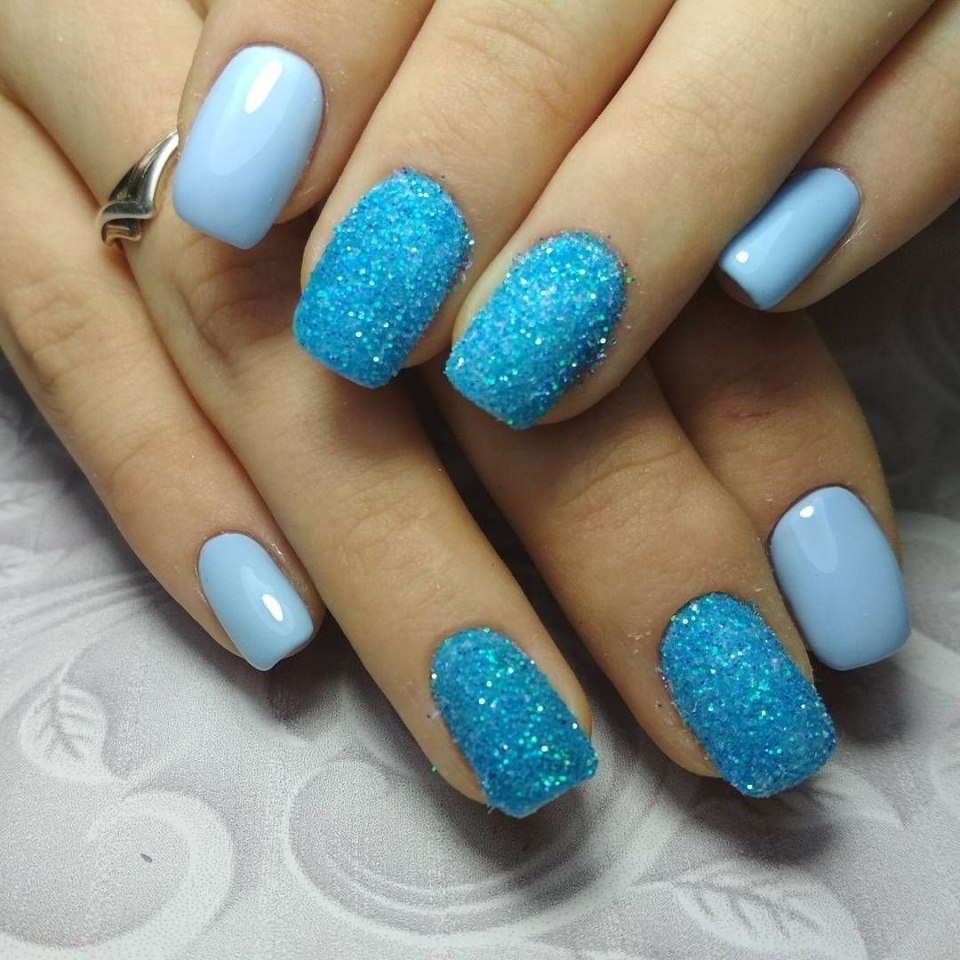 Маникюр в голубых тонах