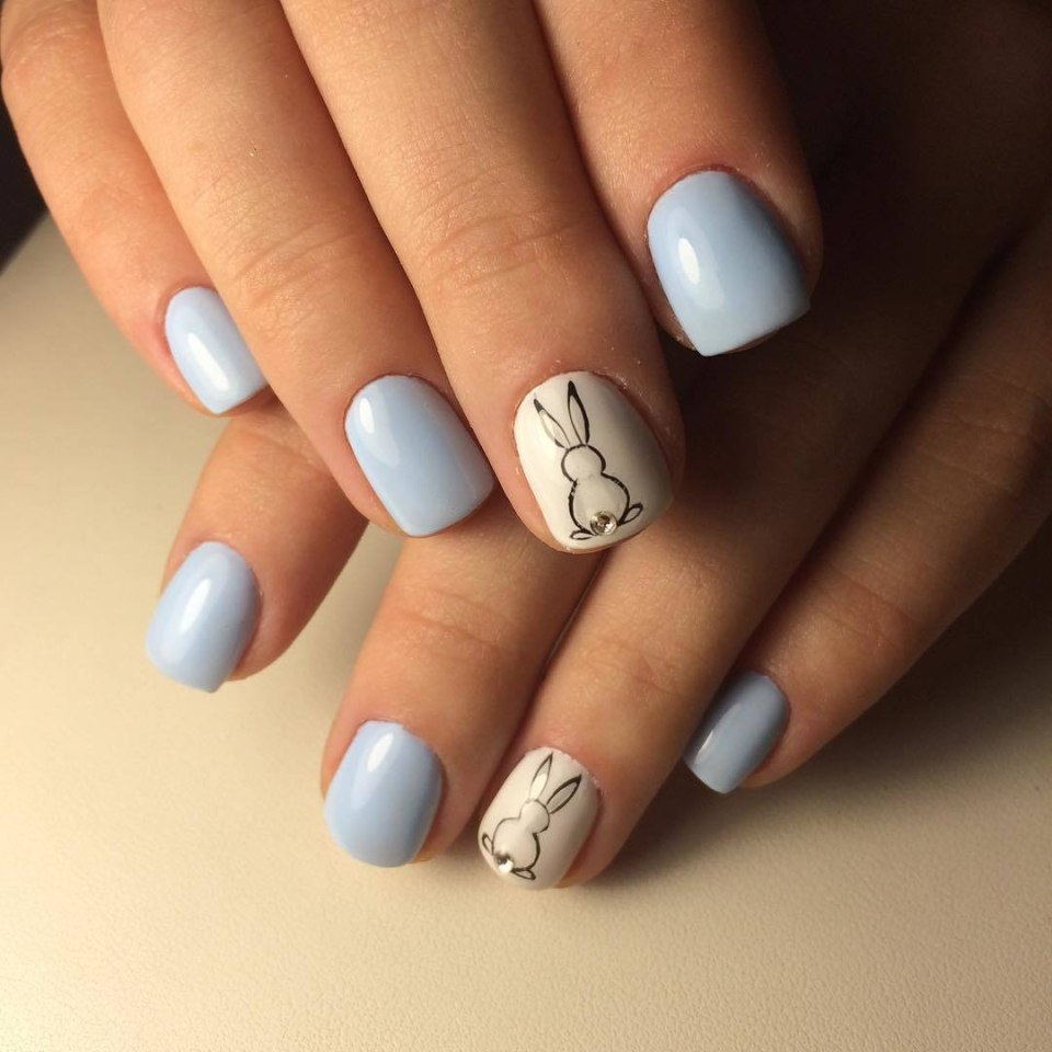 Маникюрв голубых тоеах