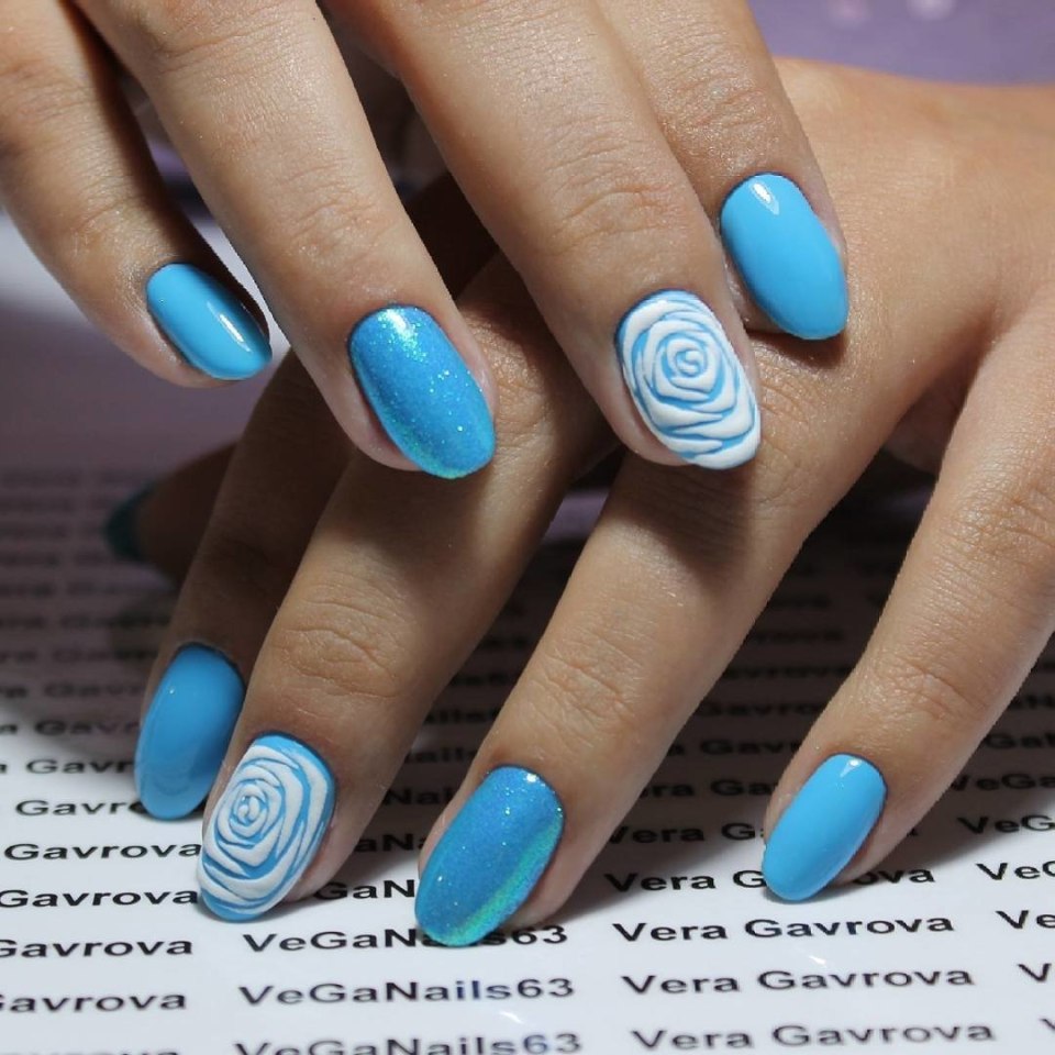 Голубой маникюр