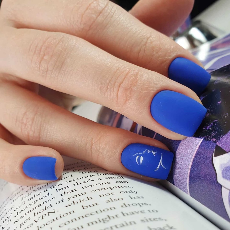 Голубой маникюр на короткие ногти