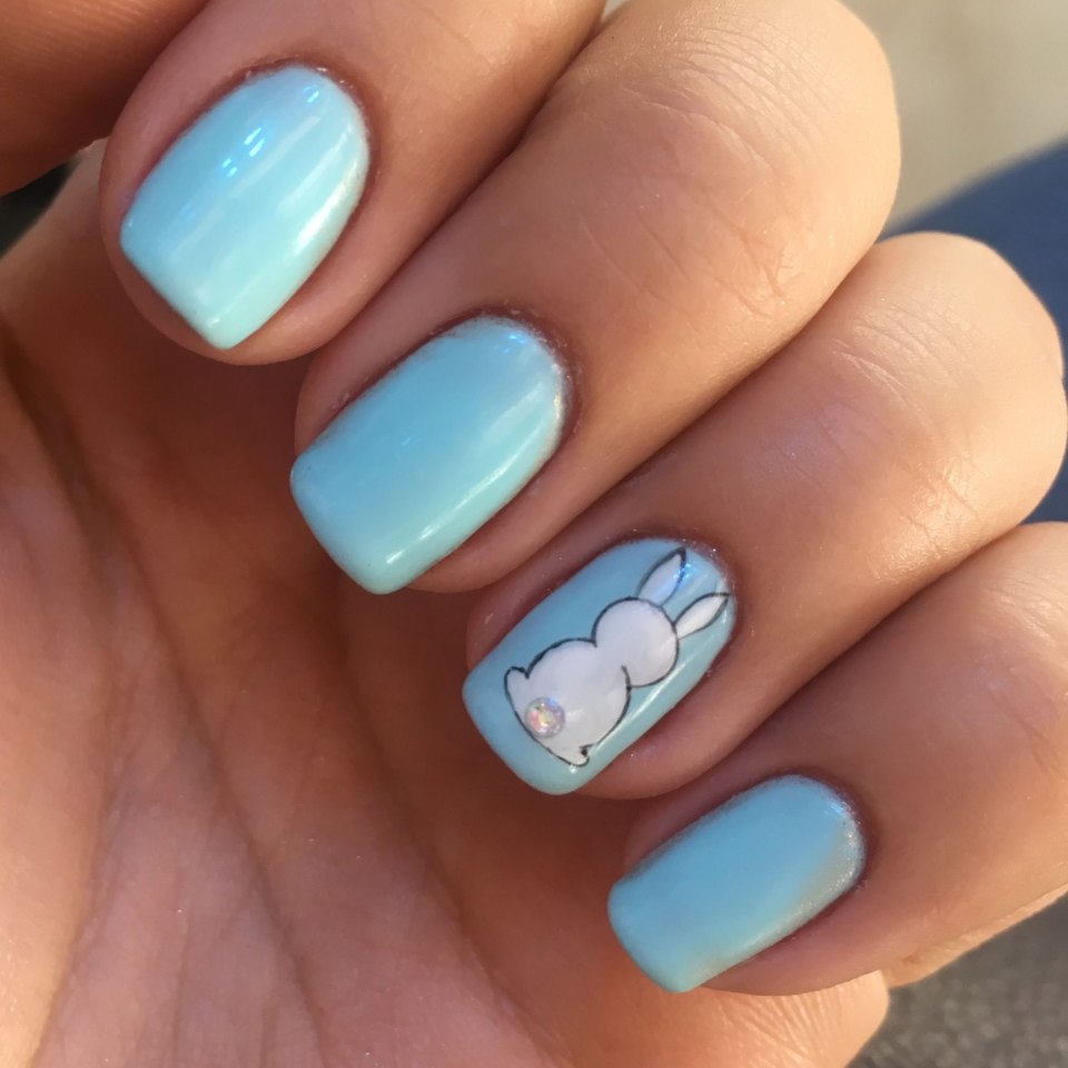 Голубой маникюр