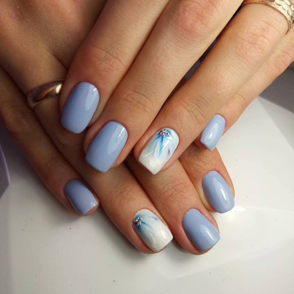 Голубой маникюр
