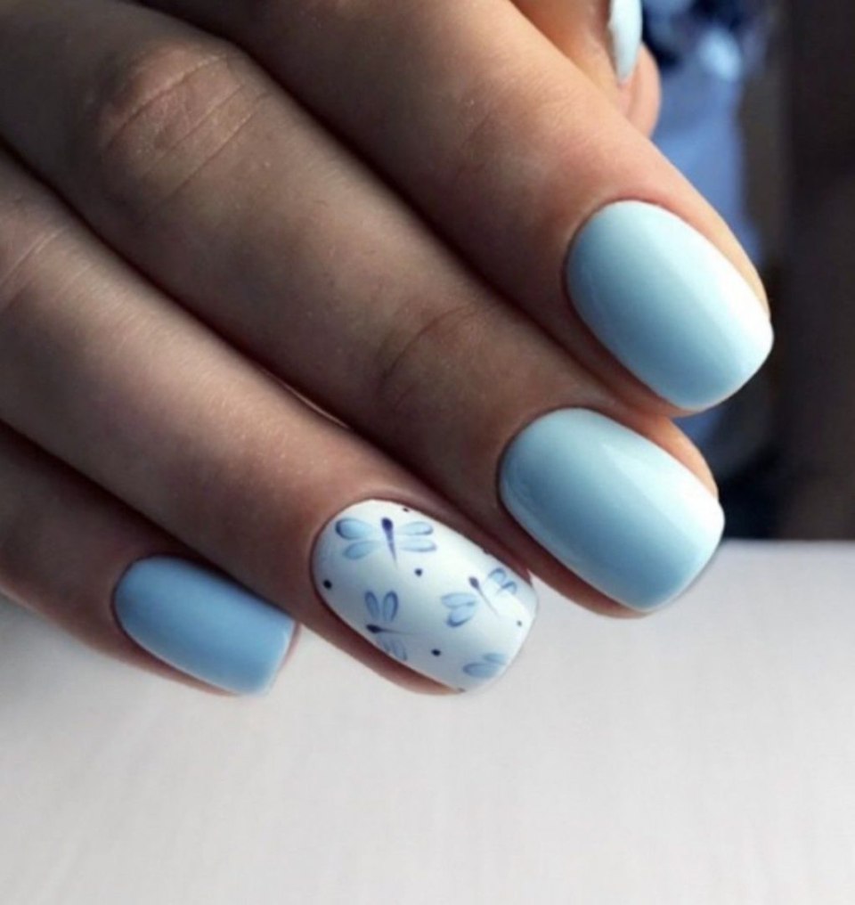 Маникюр голубой с бежевым