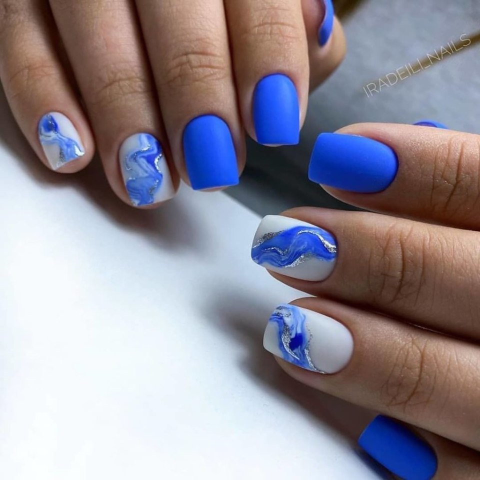 Темно-синий маникюр