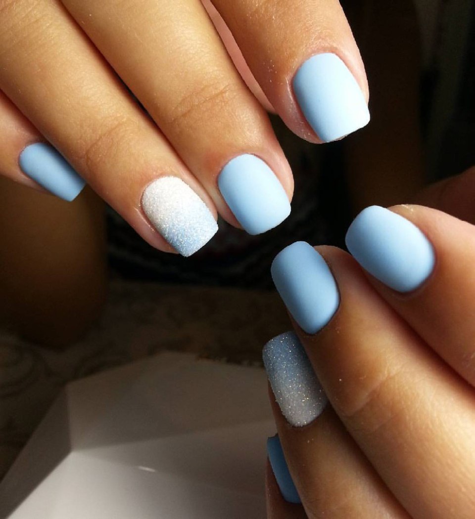 Маникюр голубой с белым