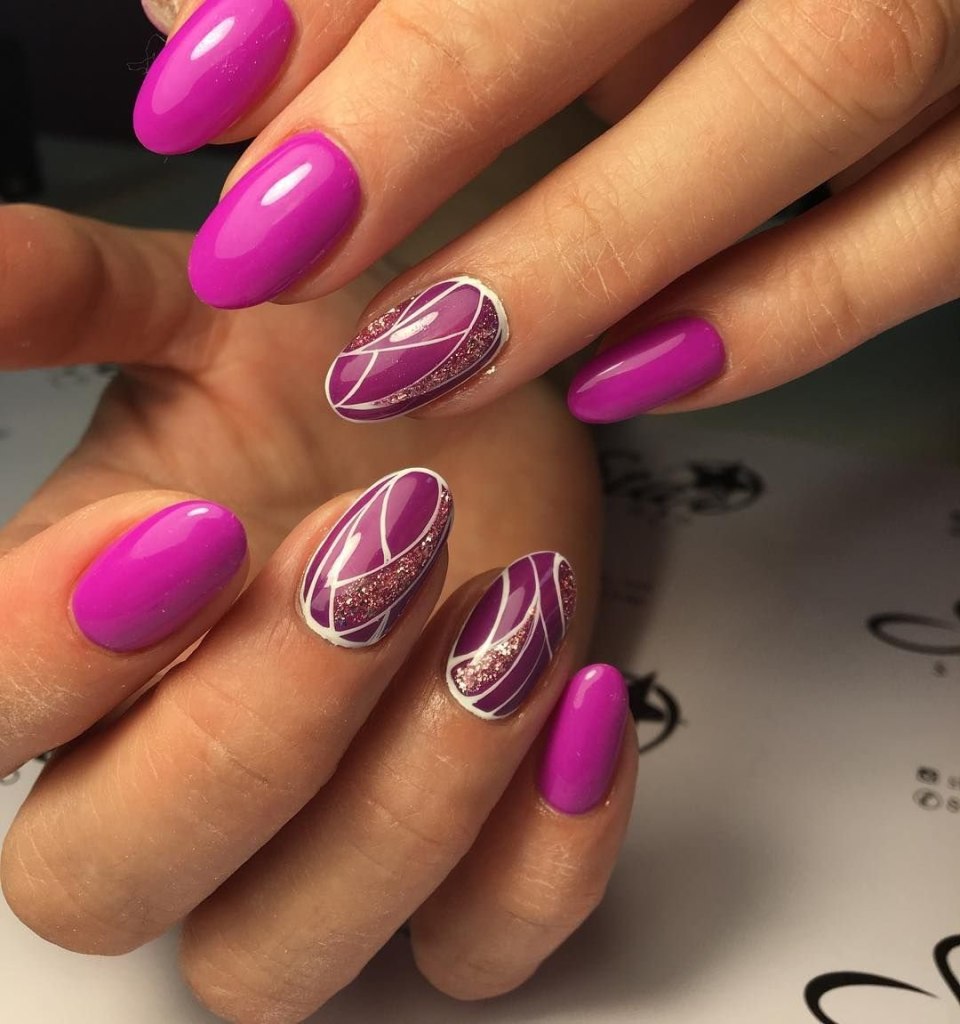 Розовый маникюр на овальных ногтях