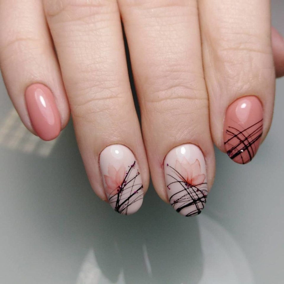 Геометрия на розовых ногтях