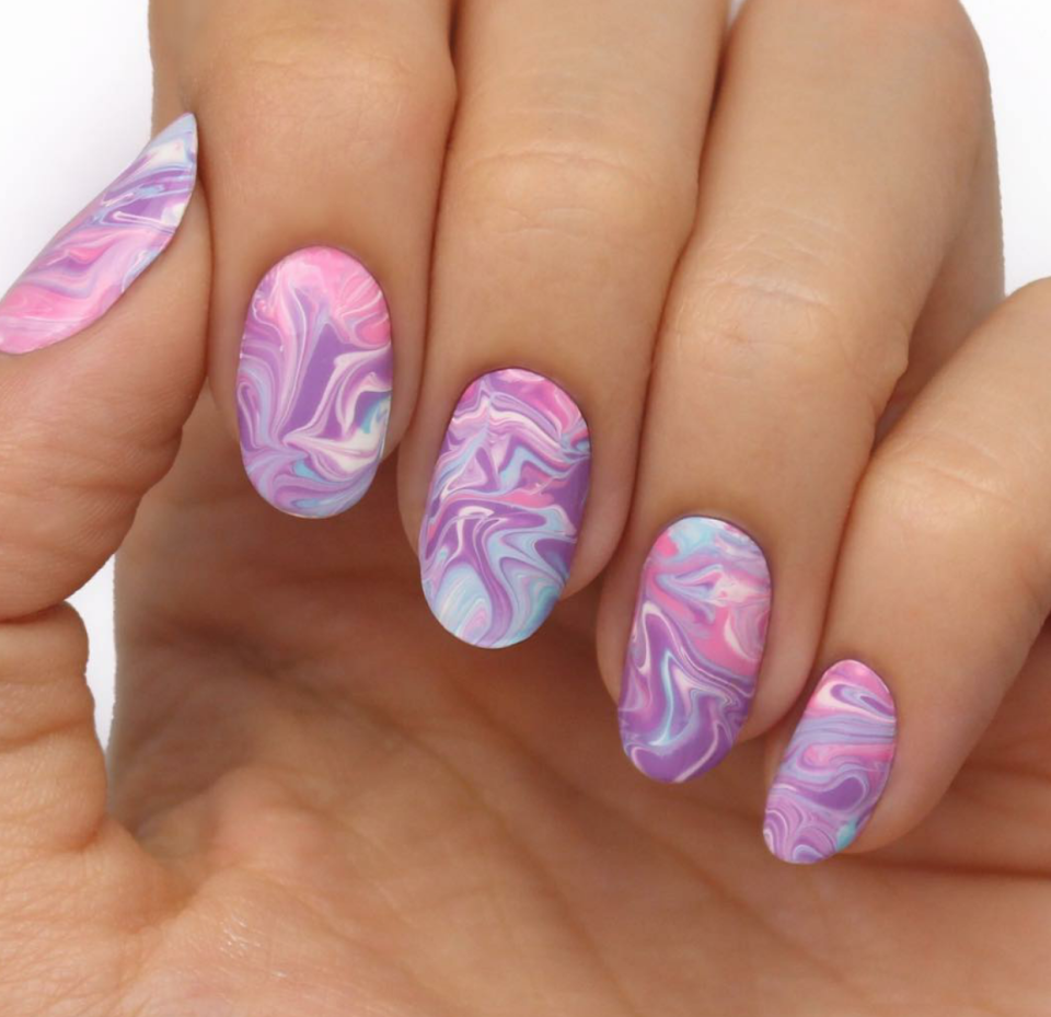 Розовый маникюр с разводами