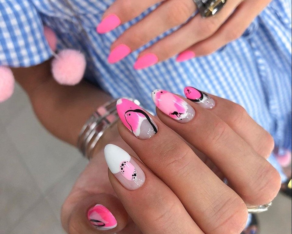 Розовый маникюр с рисунком