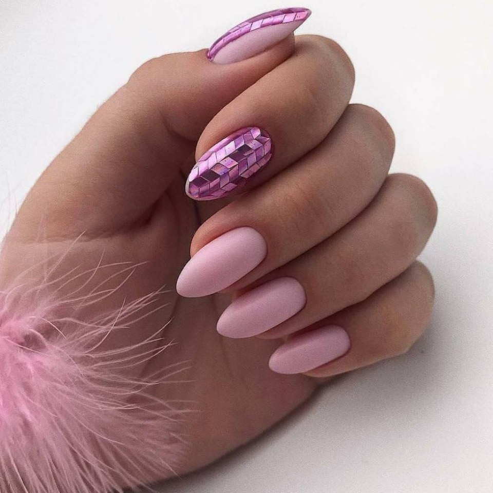 Яркий коралловый маникюр с геометрией