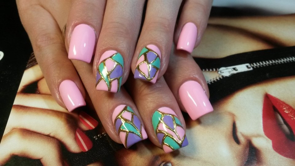 Ярко-розовый маникюр с полосками