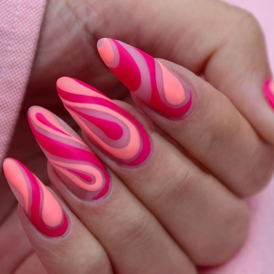 Яркий абстрактный маникюр