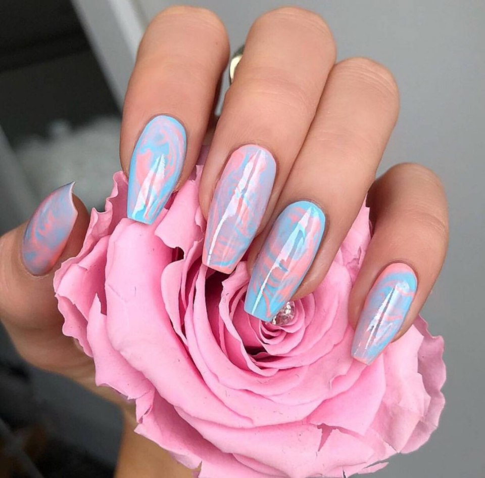 Яркий маникюр