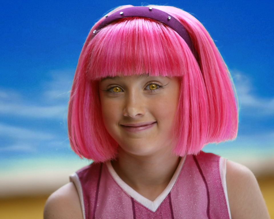 Девочка с розовыми волосами и радужной прядью как ее зовут