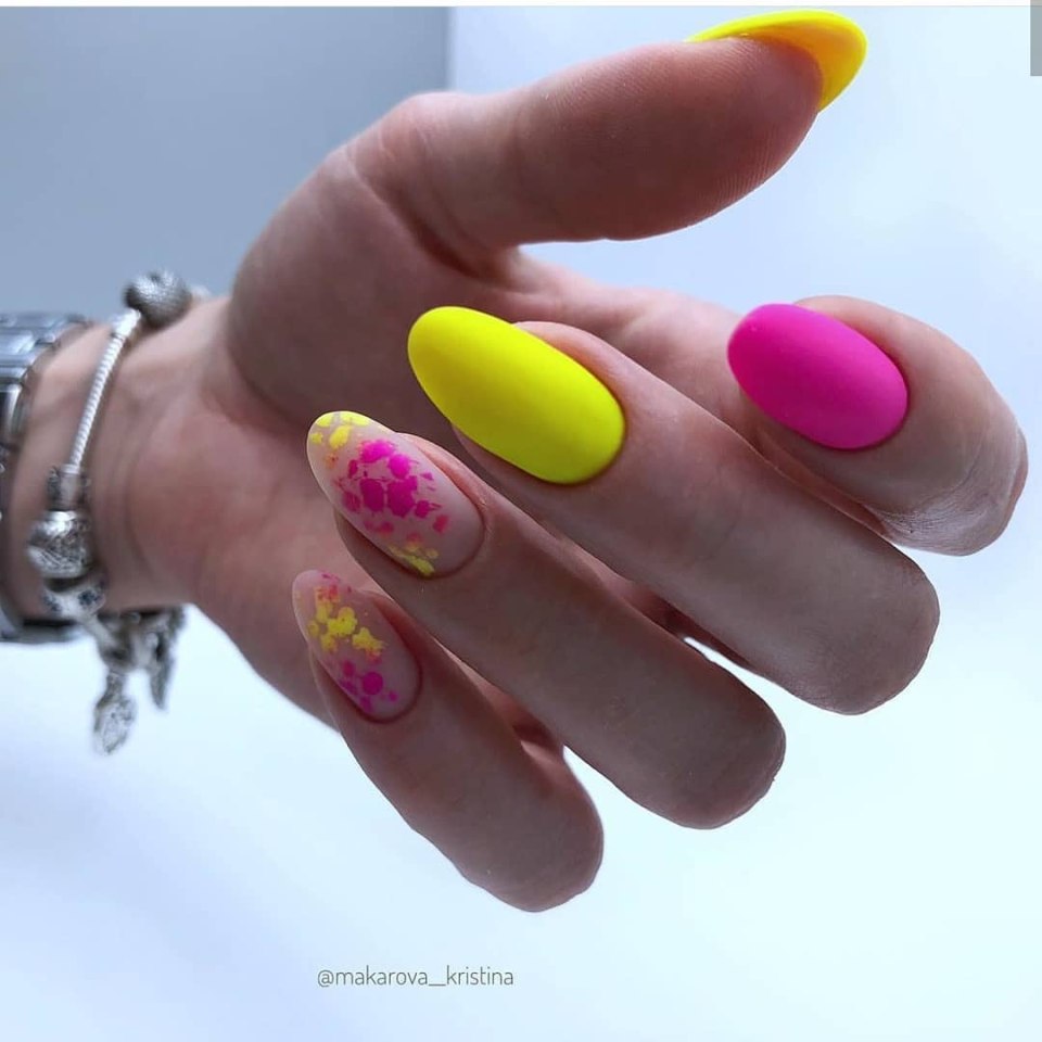 Маникюр жёлтый с розовым