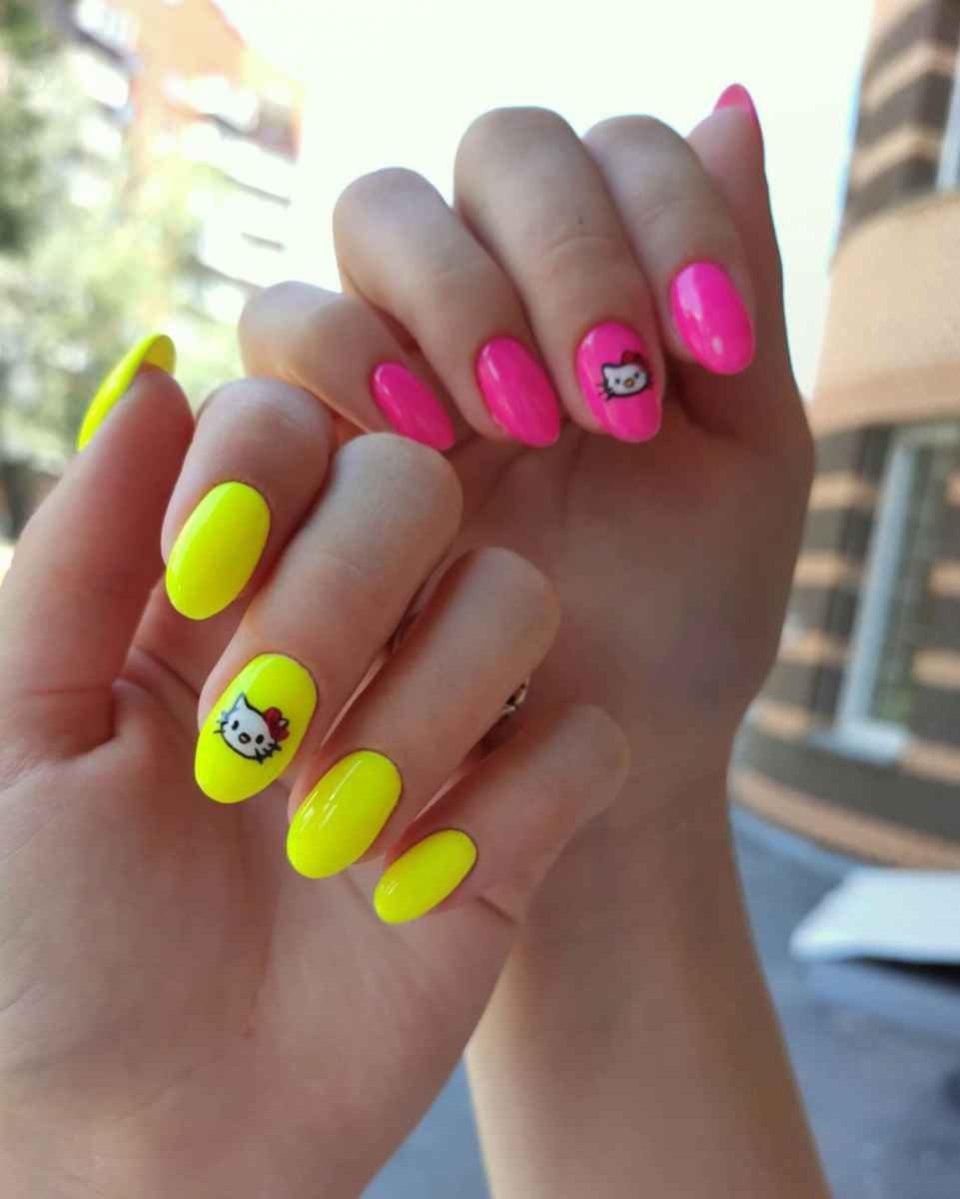Разноцветный маникюр с желтым