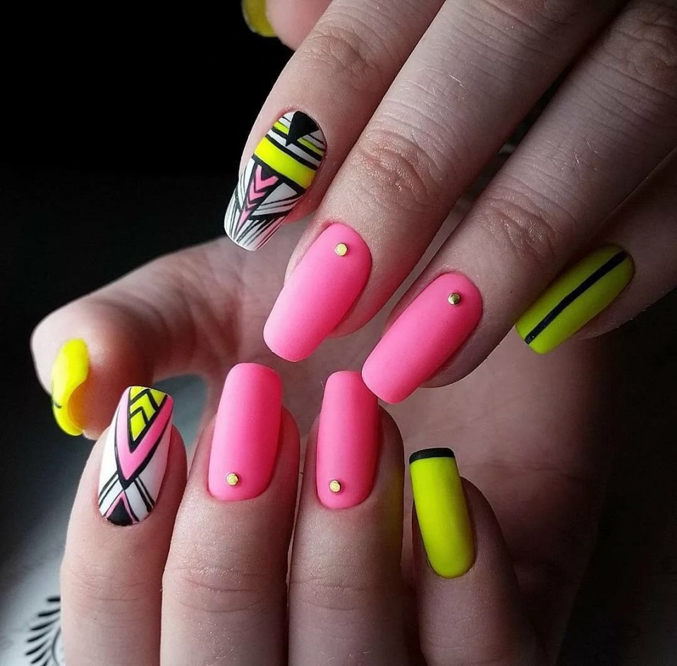 Маникюр разноцветный яркий