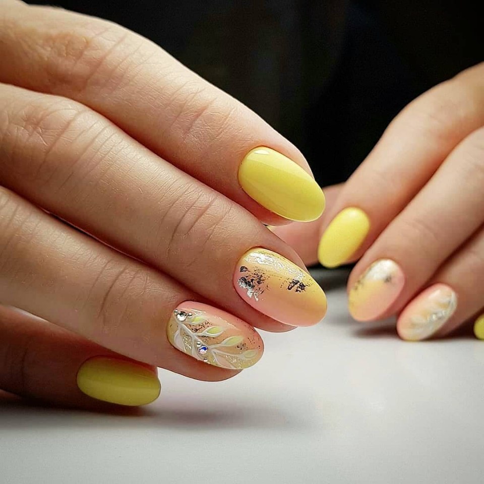 Жёлтый маникюр с авокадо