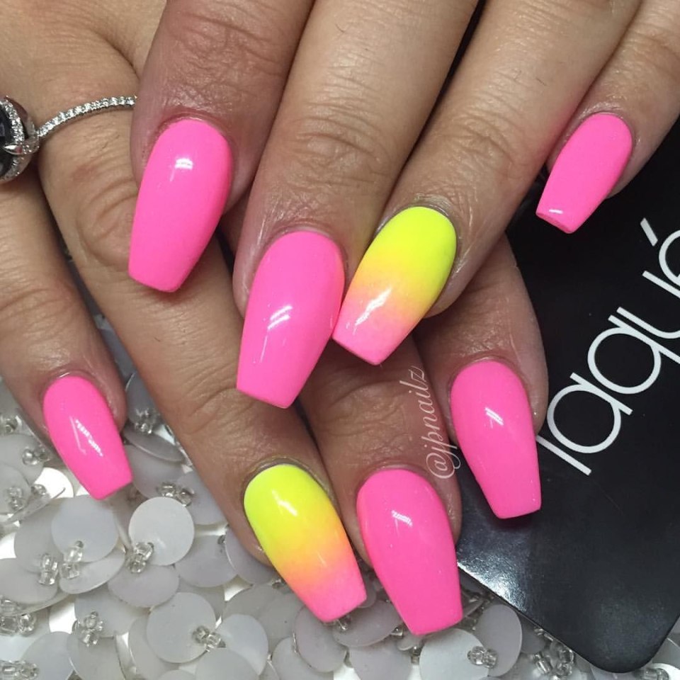 Яркая геометрия на ногтях