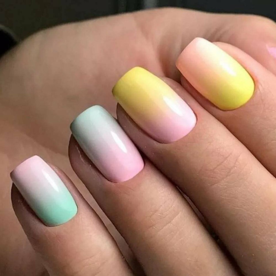 Маникюр жёлтый с розовым