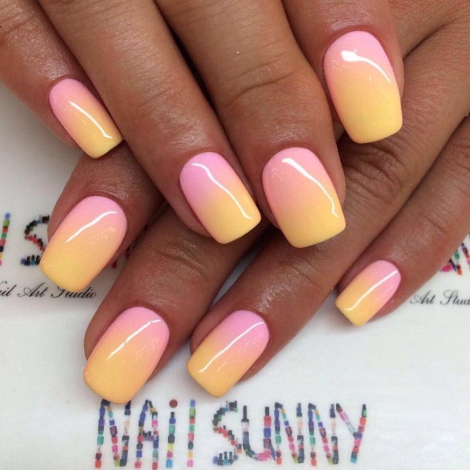 Маникюр градиент розовый с желтым