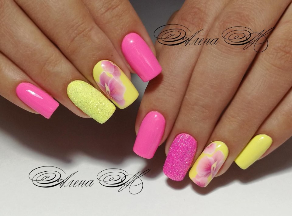 Маникюр жёлтый с розовым