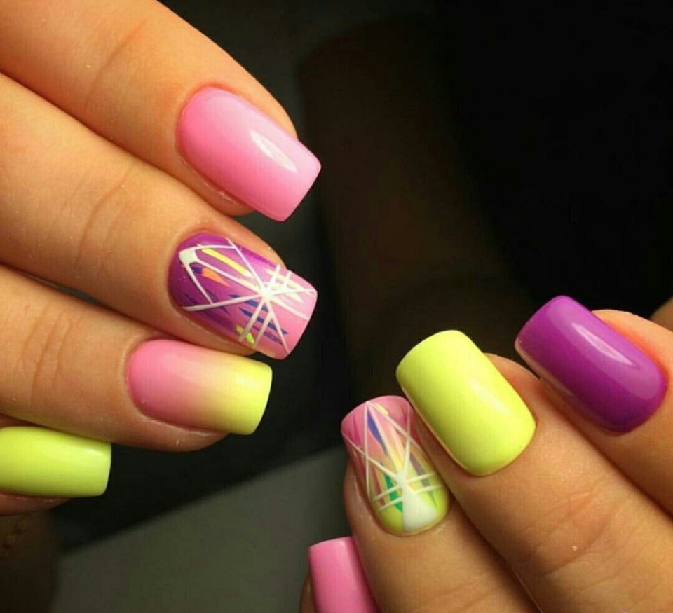 Жёлтый маникюр с бабочками