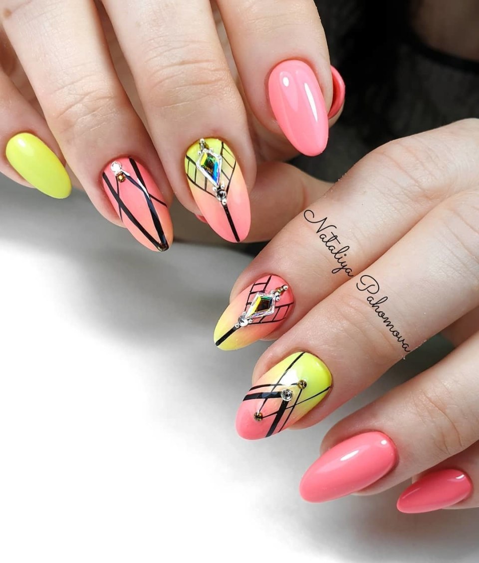 Красивые яркие летние ногти