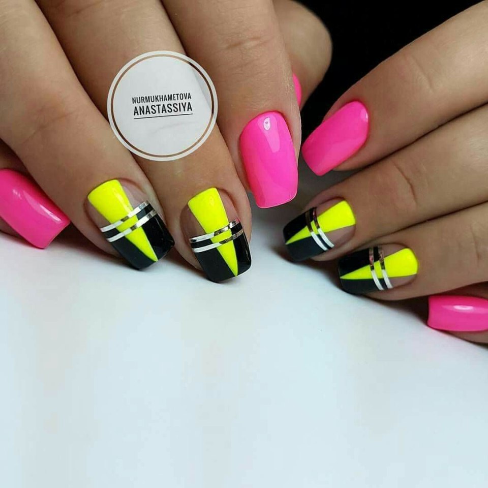 Маникюр жёлтый с голубым