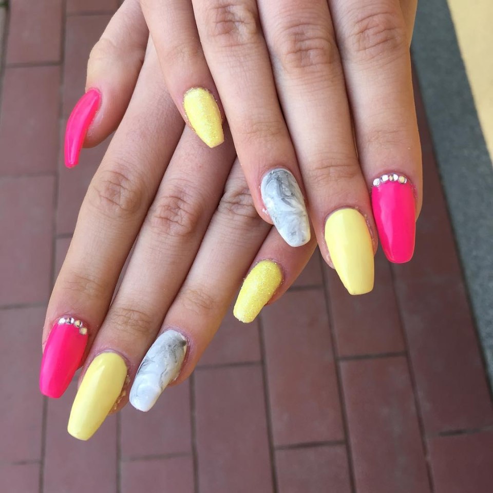 Яркий маникюр розовые с лимонным
