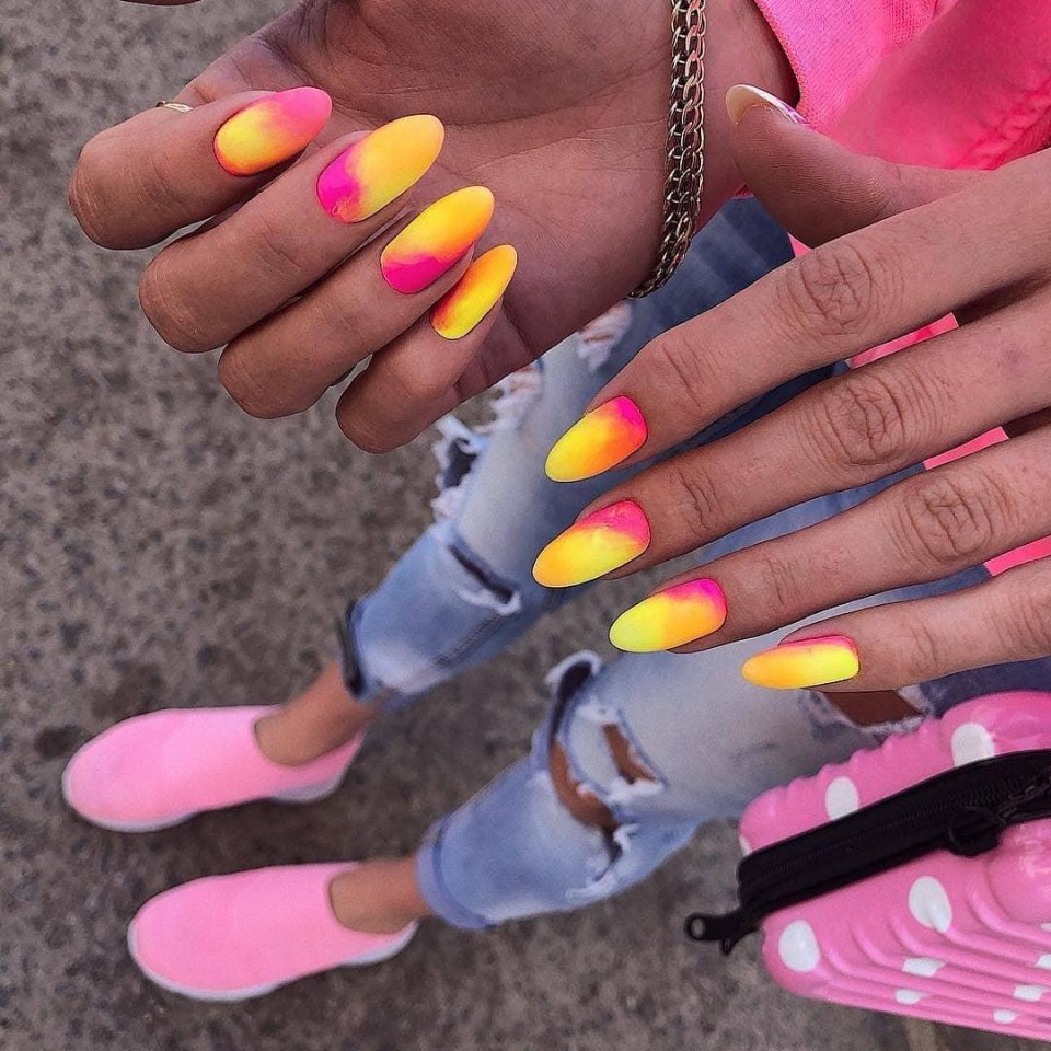 Маникюр жёлтый с розовым