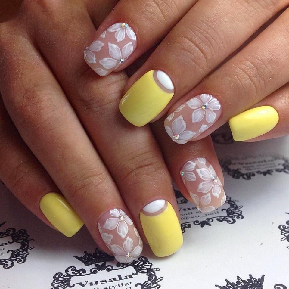 Пастельно желтый маникюр матовый