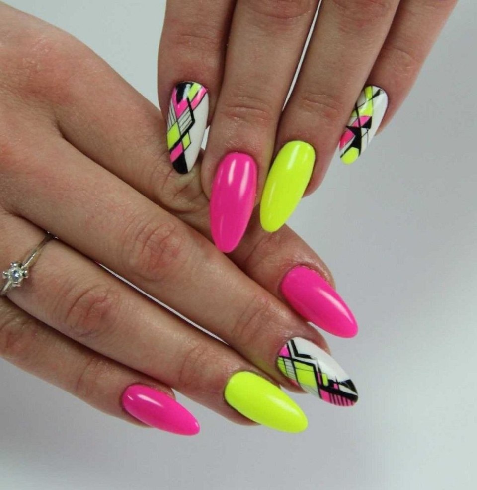 Маникюр жёлтый с розовым