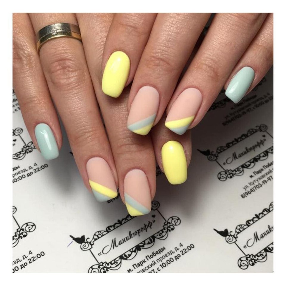 Маникюр с ярко желтым цветом