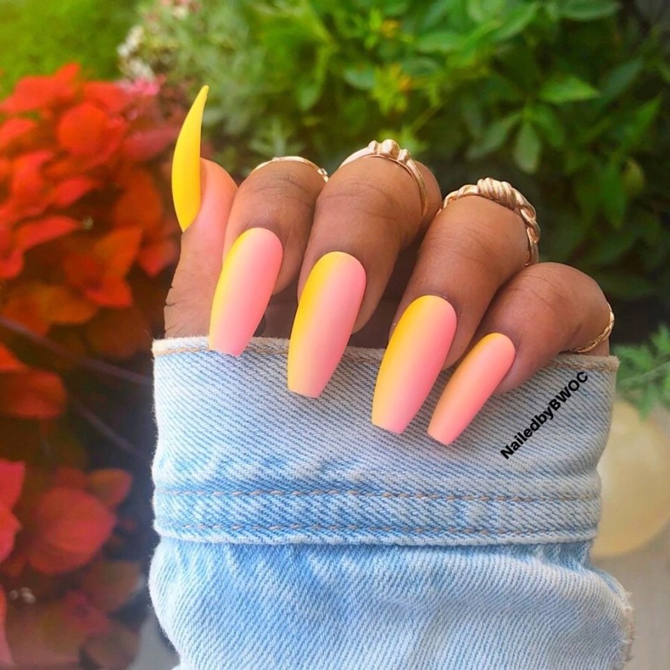 Желтый маникюр с цветочками