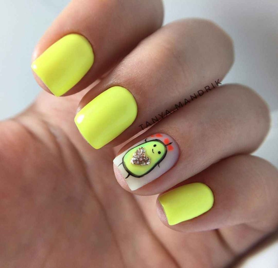 Яркий маникюр