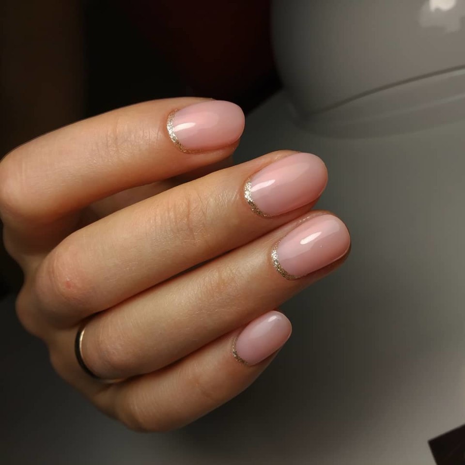 Однотонные ногти короткие