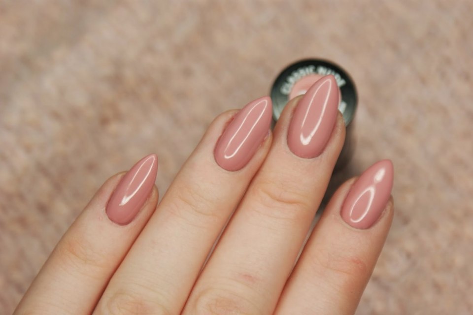 Классический маникюр с покрытием гель-лаком