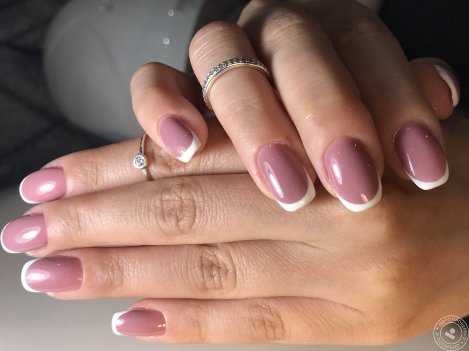 Французский маникюр это однотонное покрытие?