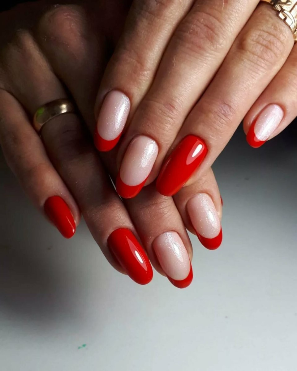 Однотонный френч на ногтях красный